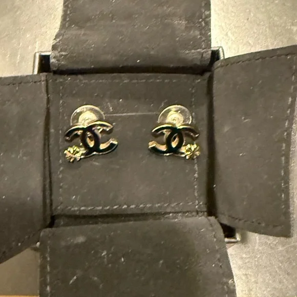 CHANEL Black and Gold Clover Earrings - Picture 9 of 11